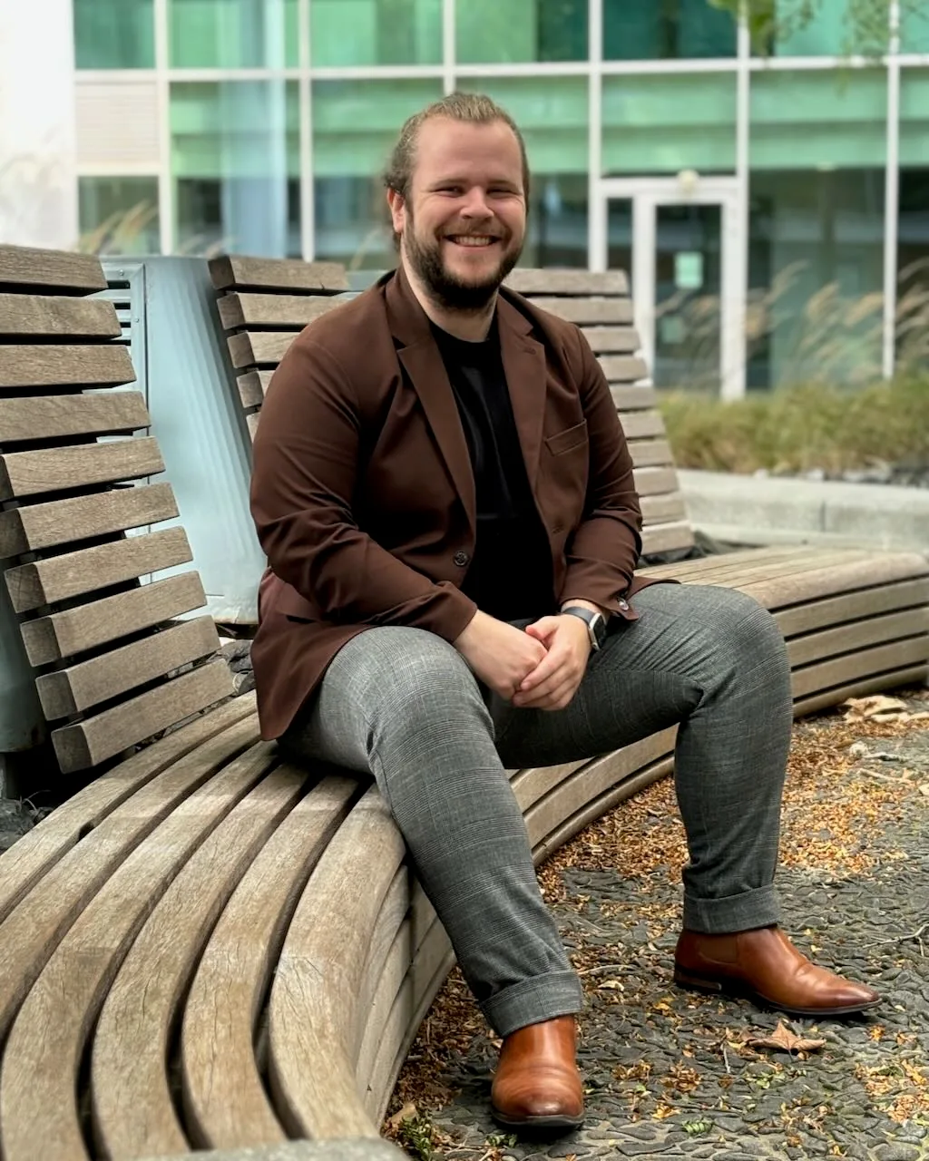 Mike Brachten op een houten bank